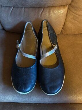 Clarks Women’s 9.5 Black Leather Mary Jane Shoes Gold Strap Comfort Flats